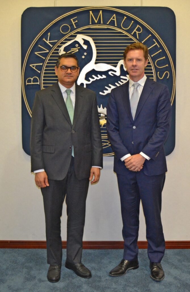 Mark Elliott, Division President for Sub-Saharan Africa at Mastercard (right) paid a courtesy visit to Harvesh Kumar Seegolam, Governor of the Bank of Mauritius (left), during his visit to Mauritius for the inauguration of Mastercard’s new office in Port Louis.